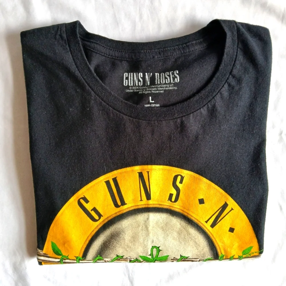 Guns and Roses Unisex Graphic T Shirt - Picture 3 of 3